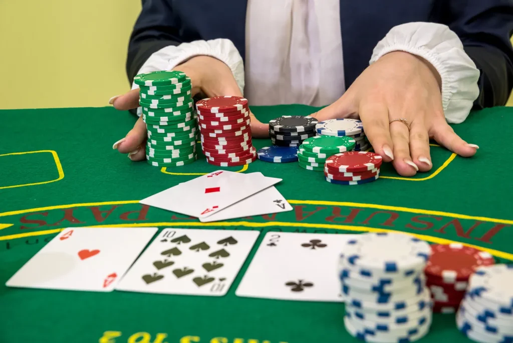 Jogador acessando o jogo de baccarat pelo app 77BB plataforma.